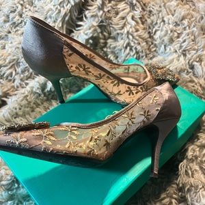 J.Renee GOLD Floral Lace BILBOA sz 9 with square embellishment,